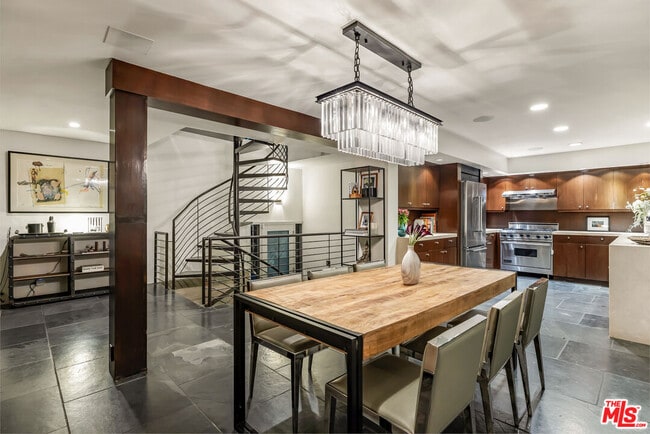 Building Photo - 1714 Sunset Plaza Dr