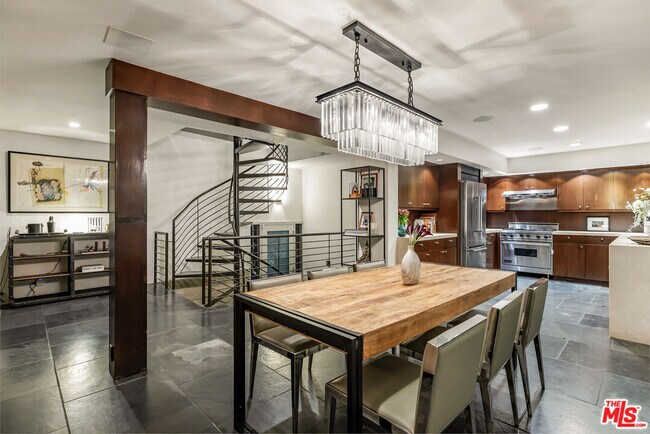 Foto del edificio - 1714 Sunset Plaza Dr