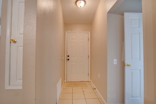 Building Photo - Adorable Updated 2BR Cottage-Style Townhom...