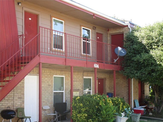 Building Photo - 614 Londonderry Ln