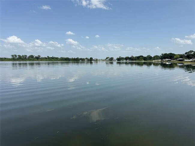 Foto del edificio - 912 Lake Jessie Dr