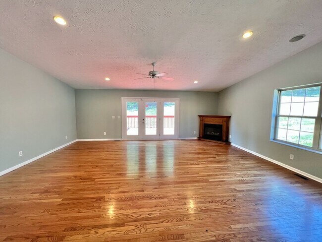 Foto del edificio - Open layout and lots of square footage in ...