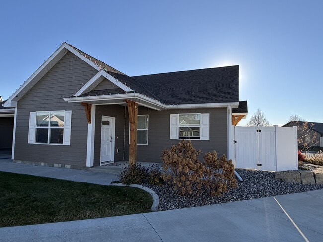 Building Photo - 1405 Harmony Ct