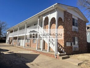 Building Photo - 925 S Main St