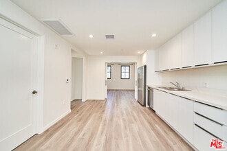 Building Photo - 951 S Wilton Pl