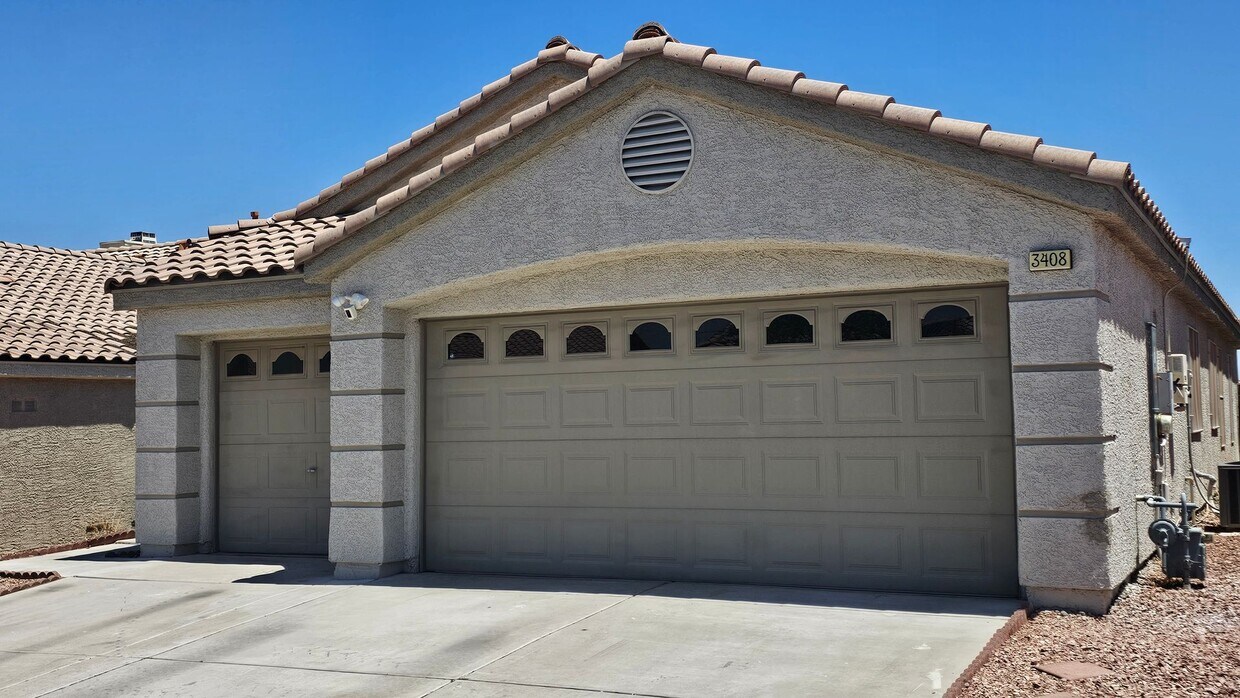 Building Photo - NW single Story!!! Small Pool!!!! Solar Pa...