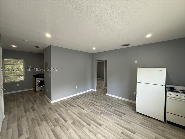 Foto del edificio - 426 NE 77th Street Rd