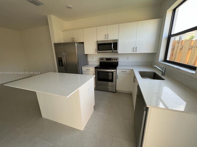 Foto del edificio - 913 NE 211th St