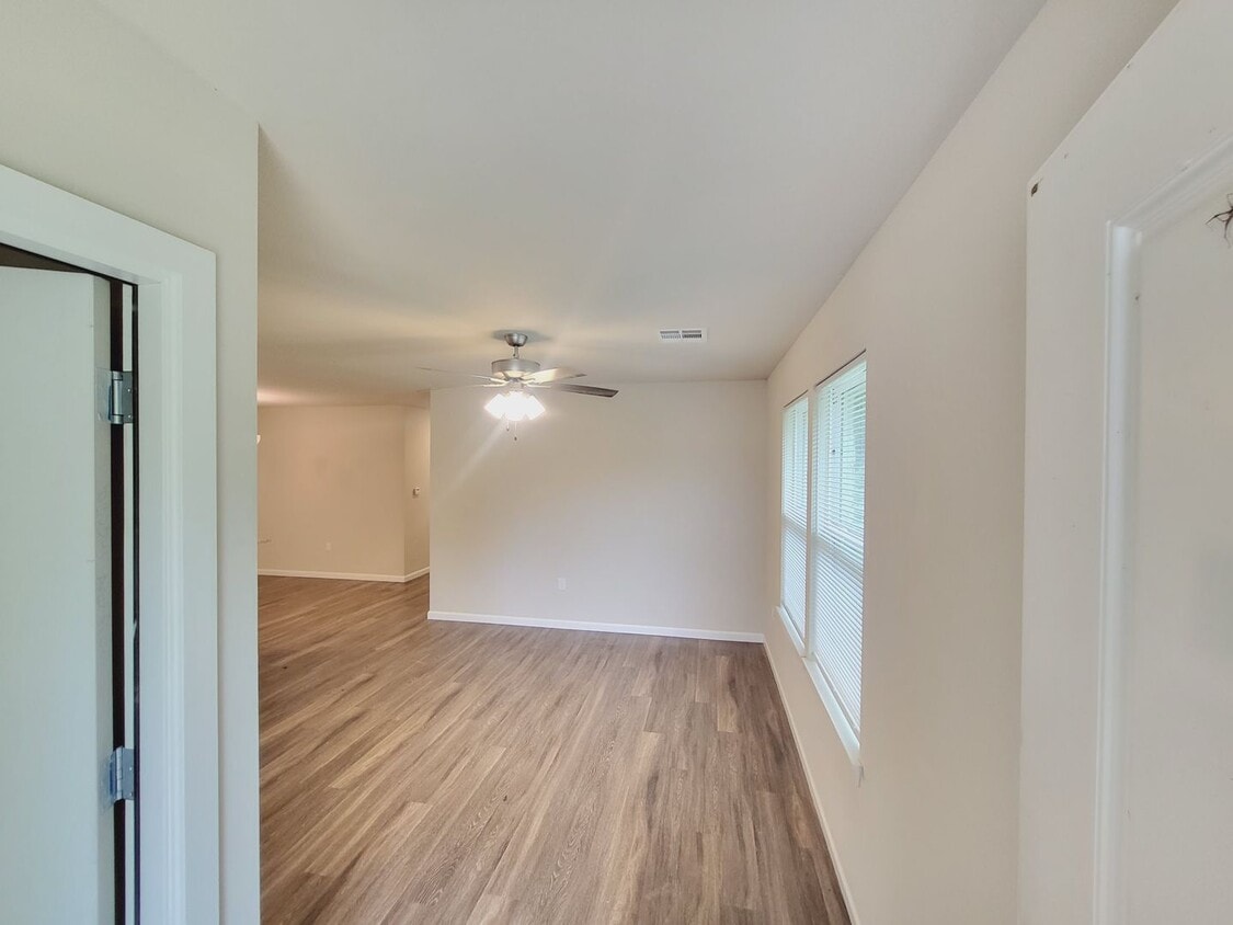 Building Photo - 3 Bed, 2 Bath