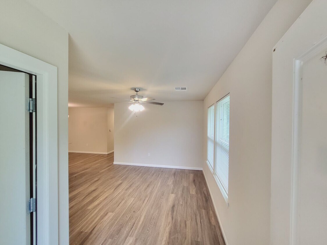 Foto del edificio - 3 Bed, 2 Bath