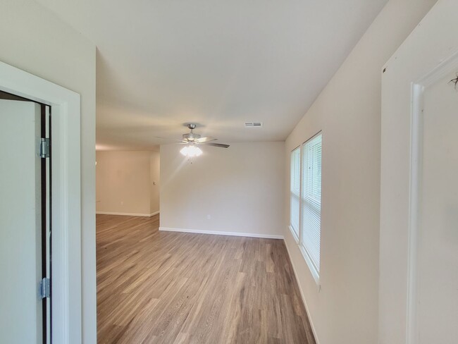 Foto del edificio - 3 bed 2 bath 2 car garage with fenced back yard.