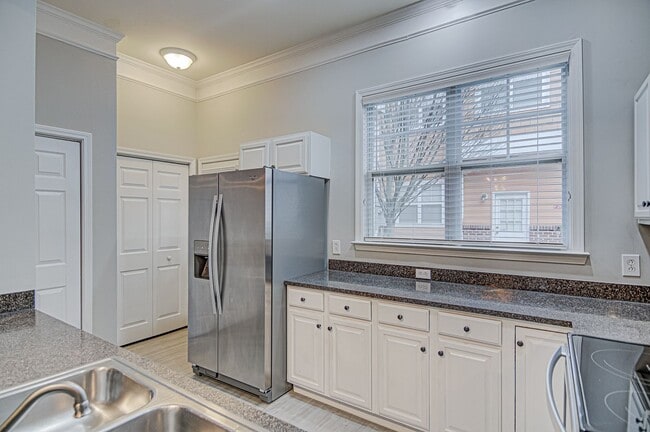 Building Photo - Live off Central Ave. in END UNIT 2 bed/2.5 bath Townhome (NO CARPET!)