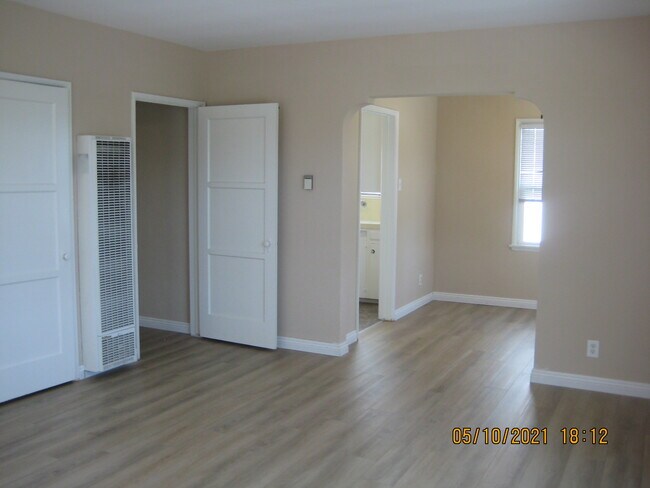 Unit # 10 - 3939 E 3rd St