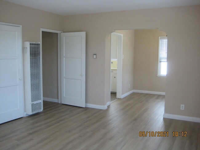 Unit # 10 - 3939 E 3rd St