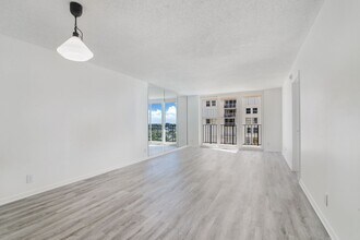 Building Photo - 2931 SW 12th Ave