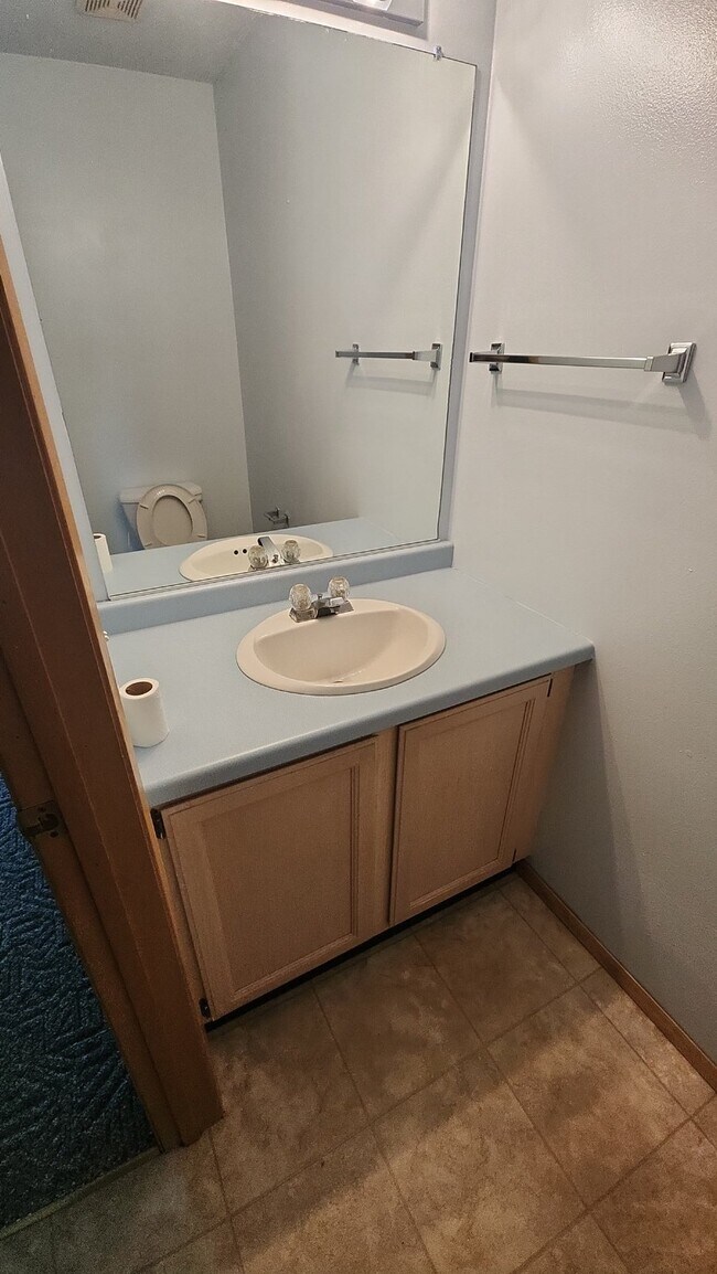 Building Photo - 2 Bedrooms, 1.5 Bathrooms with Attached Garage, Available Now!