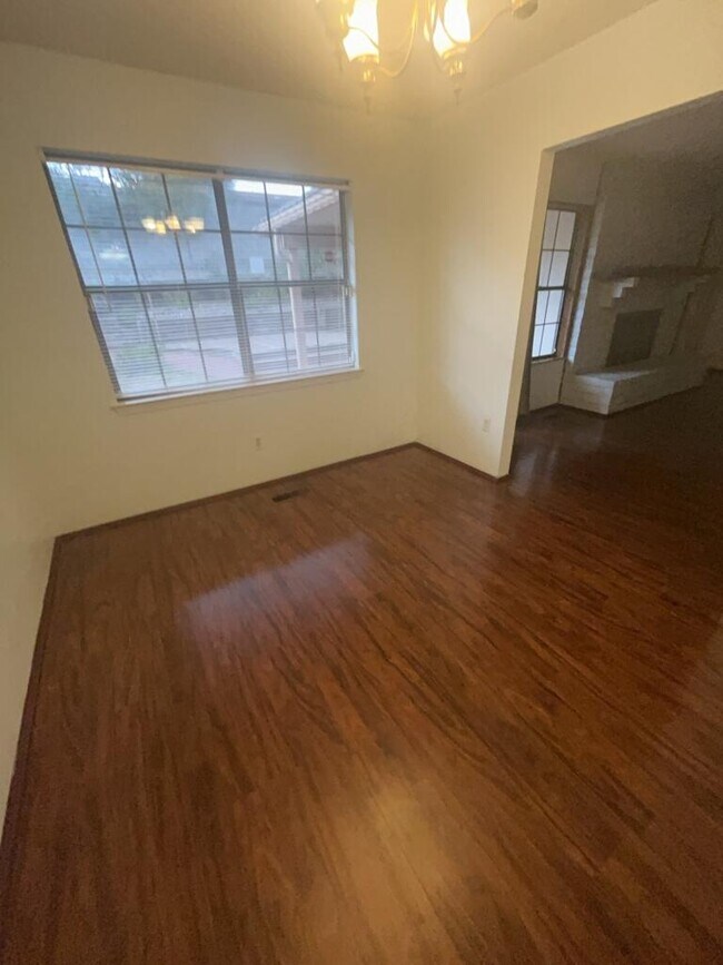 Building Photo - 1052 Monte Largo Dr NE