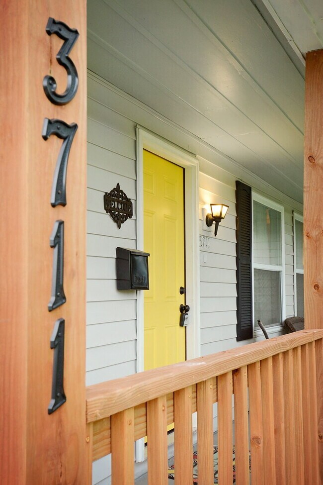 Building Photo - FURNISHED / ALL UTILITIES INCLUDED MONTHLY RENTAL RANCH HOME