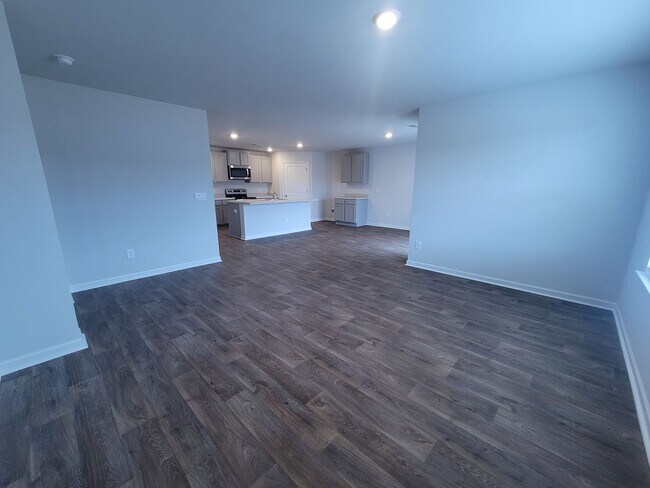 Foto del edificio - Welcome to our brand new 4-bedroom, 2-bathroom home located in the charming community of Castle H...