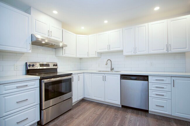 Photo du bâtiment - Spotless 3-Bedroom Legal Basement Apartment For Rent in Oshawa