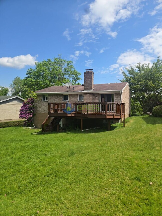 Foto del edificio - Charming 3-Bedroom Pittsburgh Home with Fireplace, Balcony & Garage Parking
