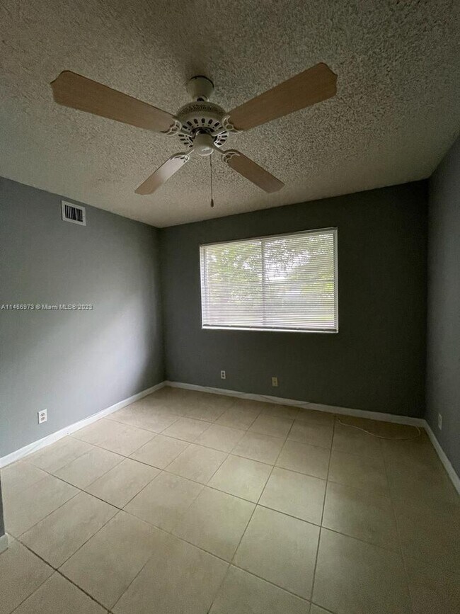 Foto del edificio - 9755 Westview Dr
