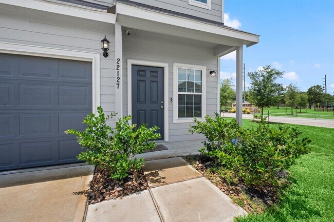 Foto del edificio - 22127 Regal Heights Dr