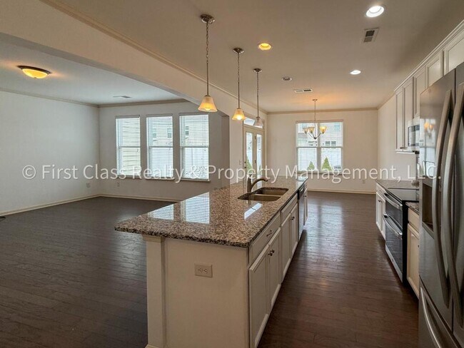 Building Photo - 565 Park View Drive