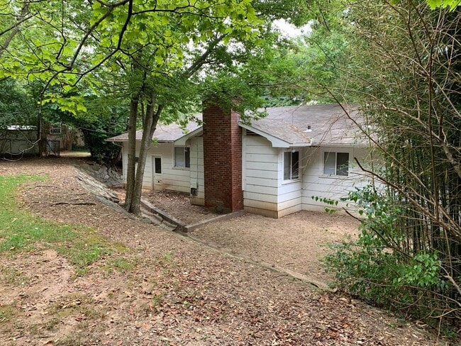 Building Photo - 912 W Clinton Dr