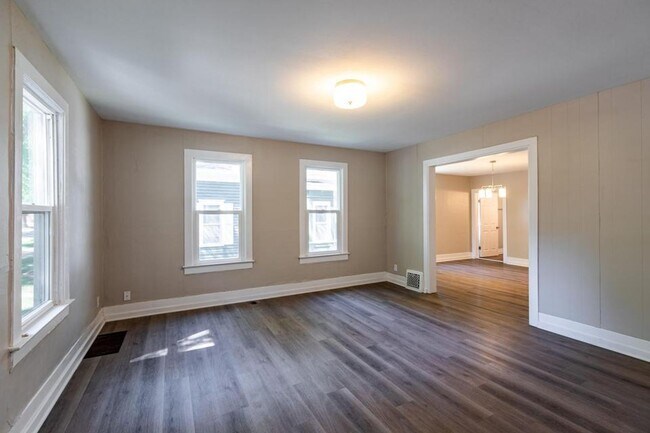 Building Photo - Gorgeous Northside Home with Quartz Countertops!