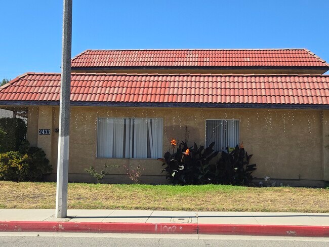 Foto del edificio - 2433 E Garvey Ave N