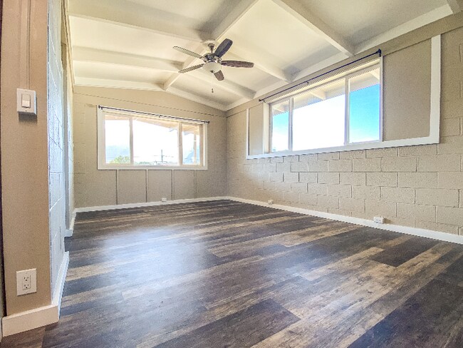 Building Photo - 385 Kahoolawe St