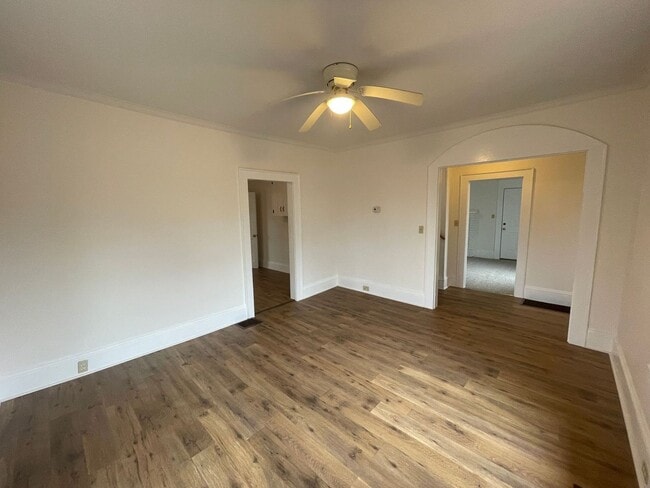 Foto del edificio - 4 bedroom 2 bathroom house available!   Freshly Painted-New Flooring