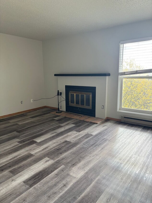 Building Photo - 2 Bedroom Apartment