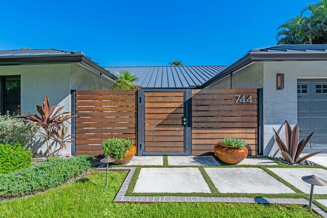 Foto del edificio - 744 Windflower Ct