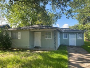 Building Photo - 3751 Hemlock Ln