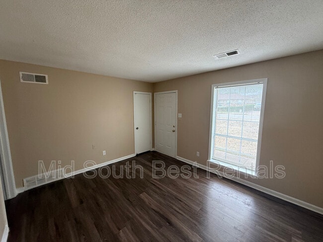 Building Photo - 4864 Bradford Dr