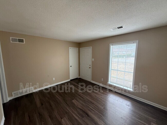 Foto del edificio - 4864 Bradford Dr