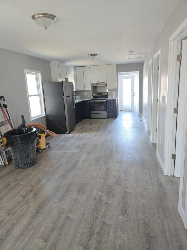 Vista de la cocina/sala de estar desde la puerta principal hasta la puerta trasera. - 1025 Ohio St