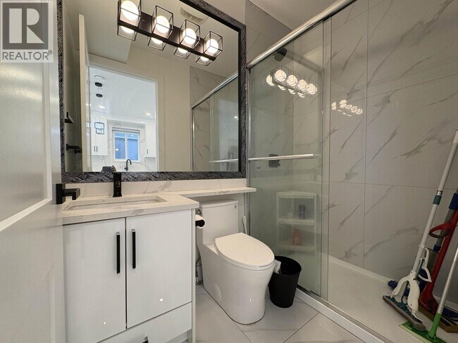 Photo du bâtiment - 333 E 64th Ave