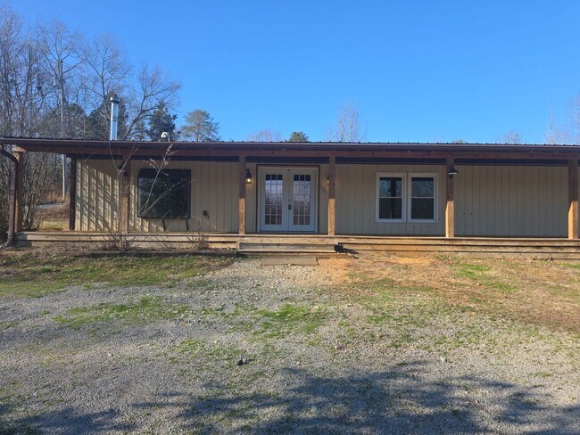Foto del edificio - Peaceful 3-Bedroom Country Home with Barn and Large Front Porch in Walling, TN
