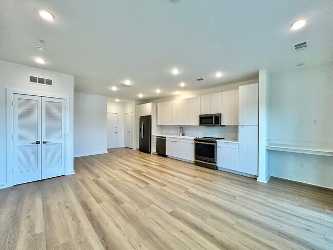 Foto del edificio - Beautiful and Spacious 1/BR 1/BA Home with...