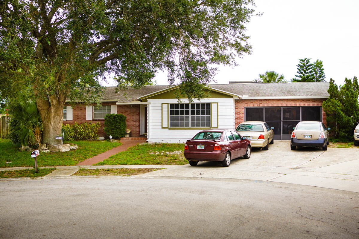 Iona 1 - 2201 Iona Dr