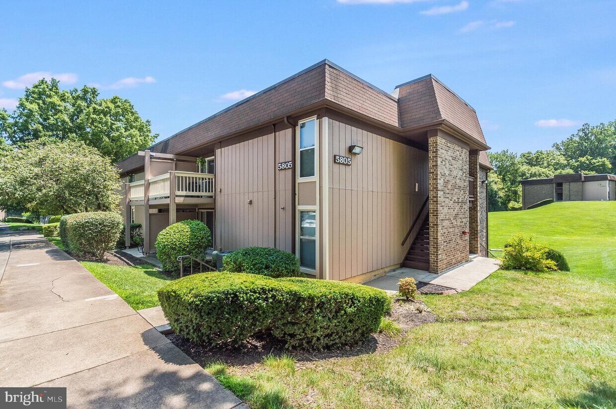Primary Photo - 5805 Royal Ridge Dr