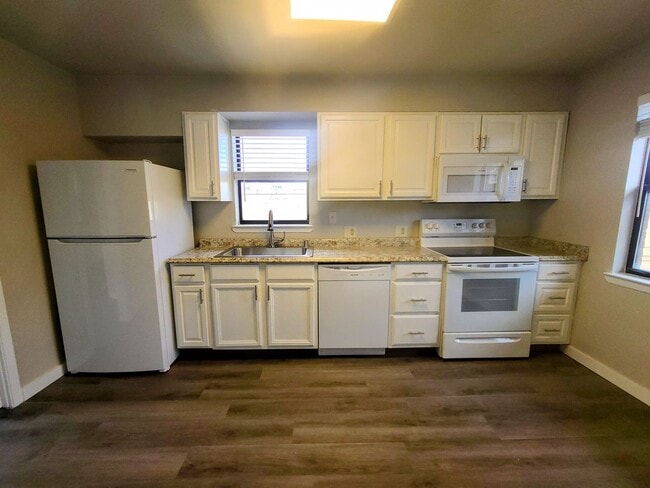 Foto del edificio - 2 bedroom 1 bath upstairs unit.