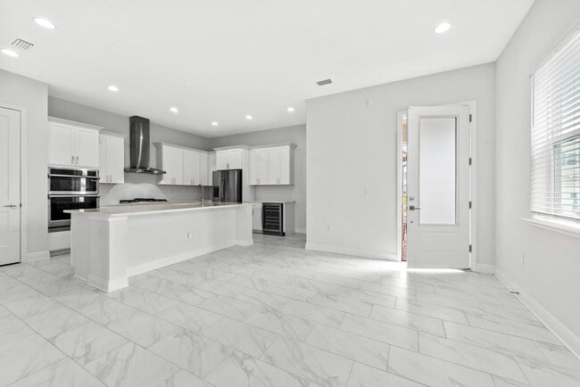 Building Photo - 3 Bedroom, 2.5 Bath Townhome in BEACHWALK ...