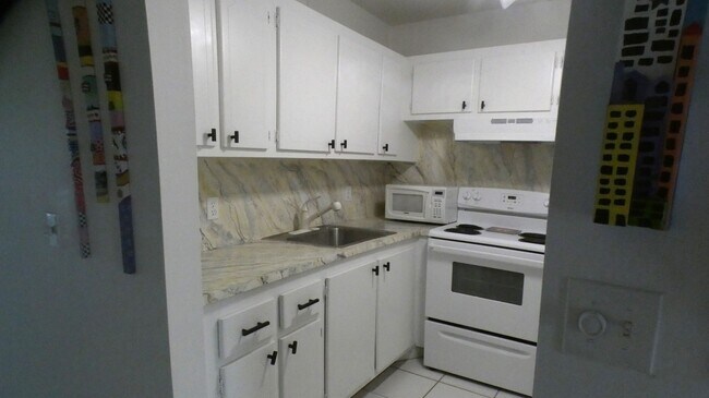 Building Photo - 138 Westbury G