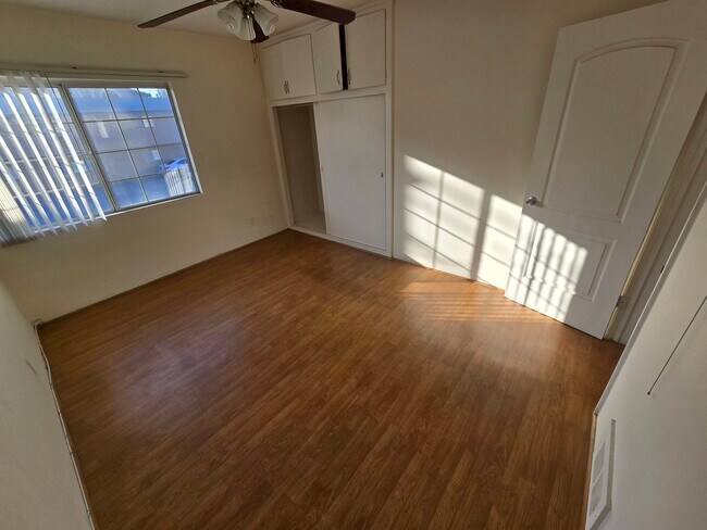 Foto del edificio - 335 E Providencia Ave