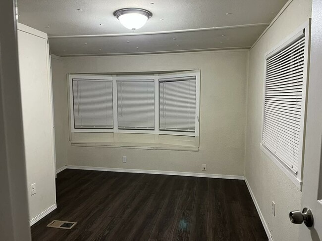 Foto del edificio - 3189 Eastview Rd