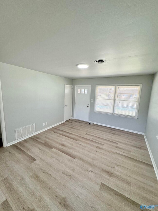 Building Photo - 2208 Glen Iris Cir NW